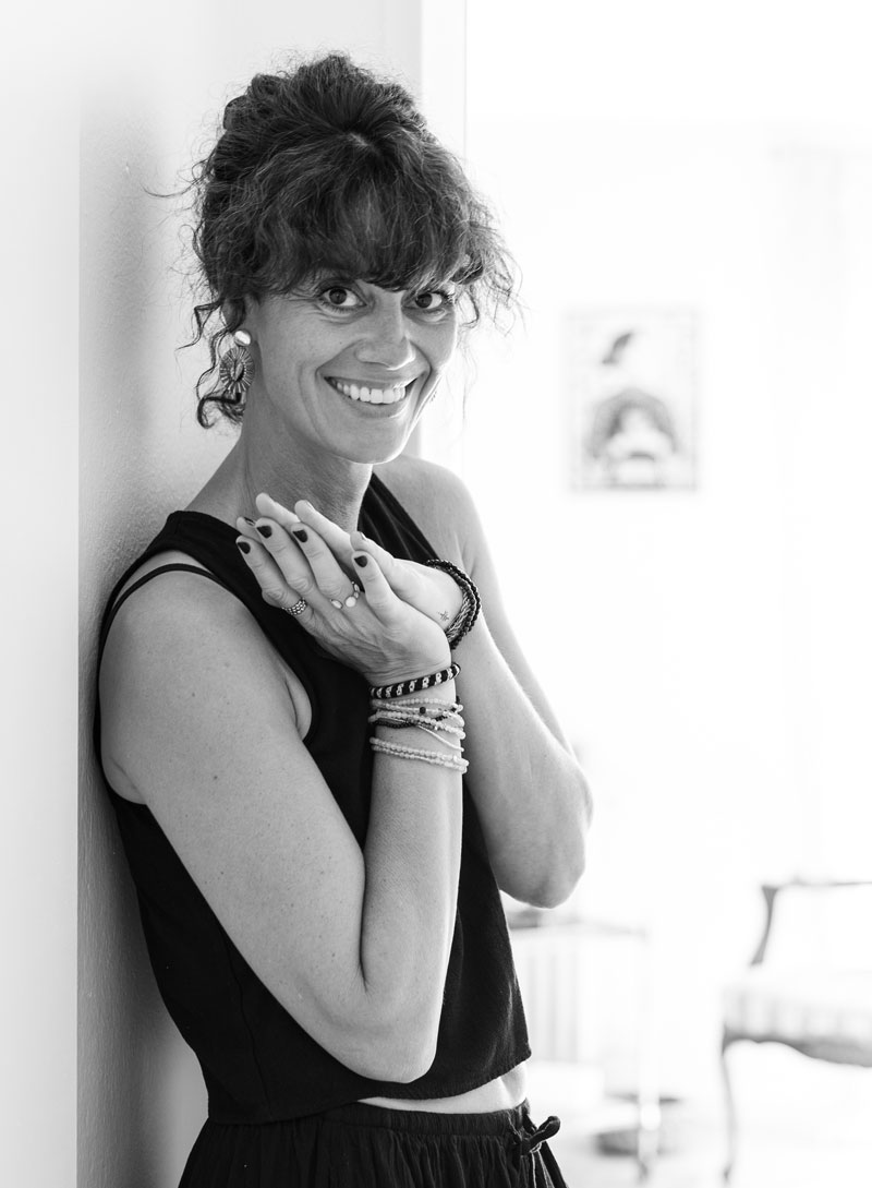 Jennifer Stracke Portrait schwarz weiß in ihrer Praxis